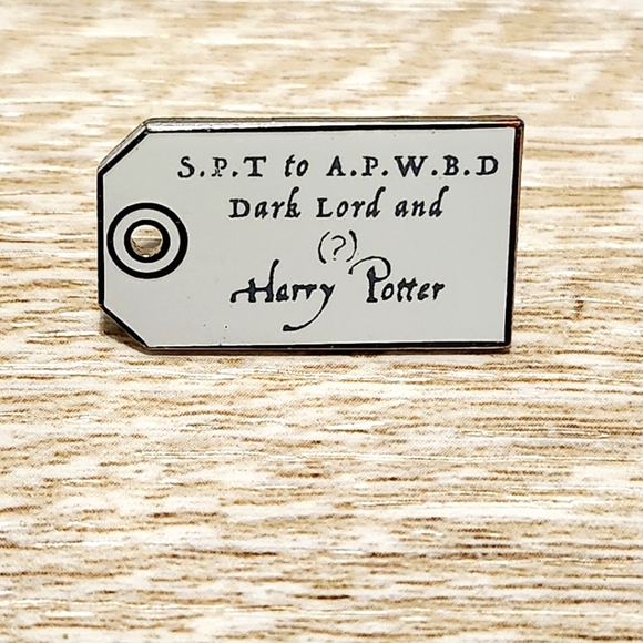 Harry Potter Gift Tag Pin From Book 1 Sorcerer Stone - Picture 1 of 3